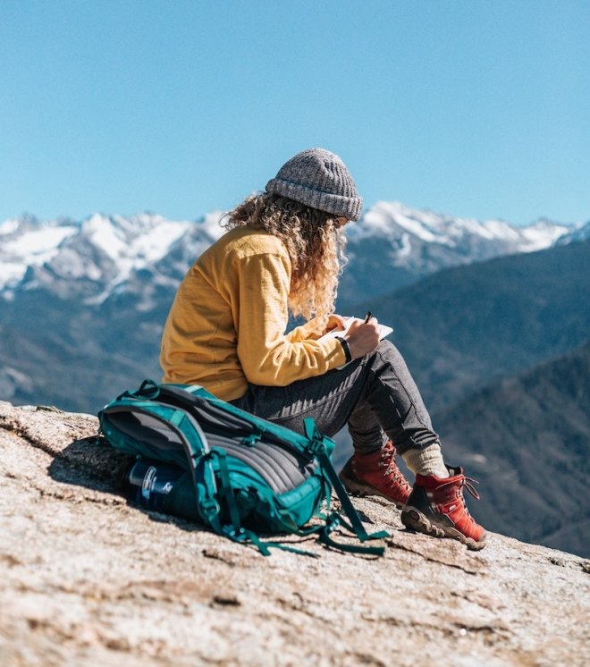 travel-diary-woman-montain.jpg
